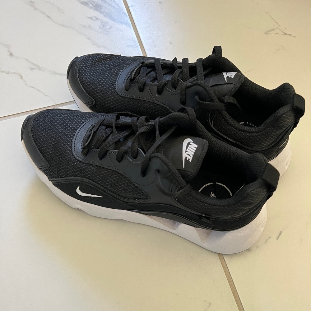 Nike Women’s RYZ 2 Black/White Sneakers Size 10 Worn Once EUC